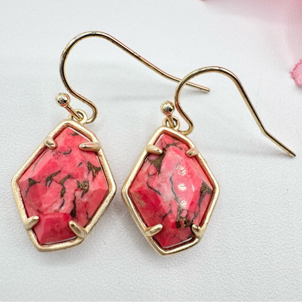 Rare Kendra Scott Red Veined Magnesite Earrings Dangle Asymmetrical Gold Tone